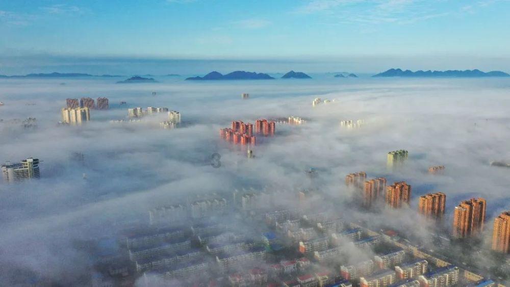 广州白云山景区玩飞索被困高空派出所回应紧急救援措施